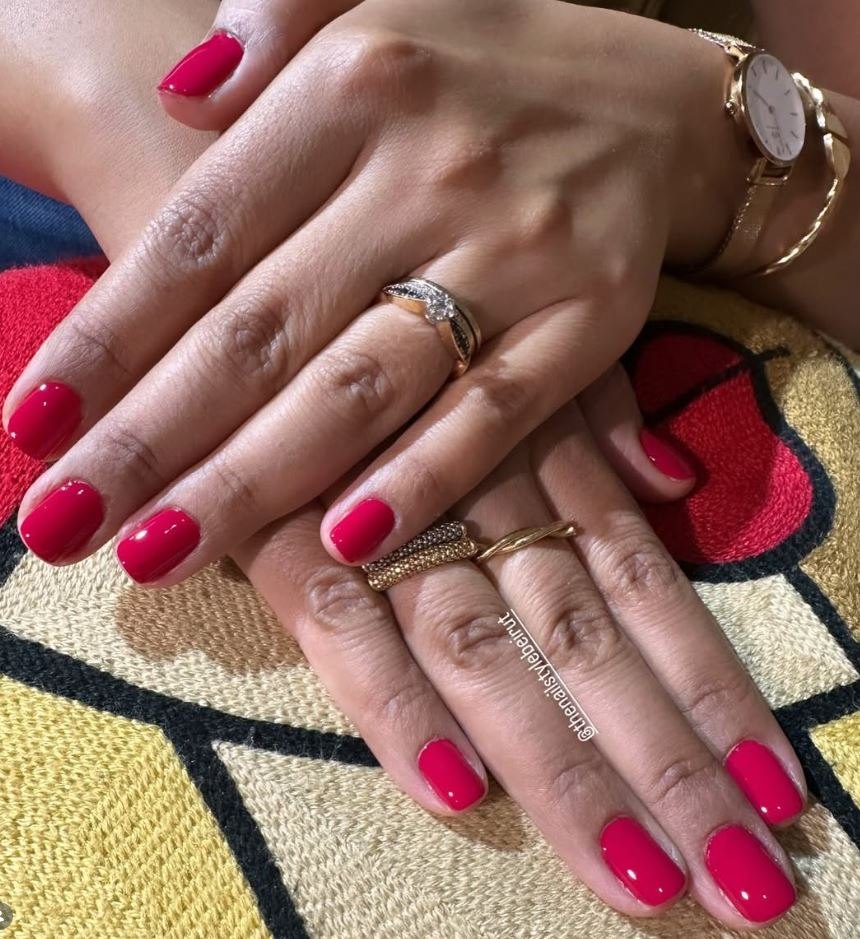 Fuchsia manicure